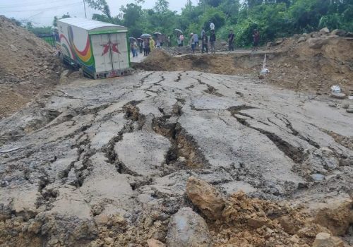 दाउन्नेमा सडक भासिदा बर्दघाट–दुम्किबास खण्डमा यातायात अवरुद्ध